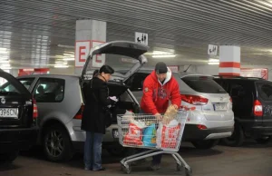 Kodeks drogowy a parking przed supermarketem, czyli co wolno policji