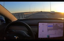 Autopilot Tesla jedzie prosto w kierunku betonowej bariery na autostradzie