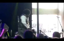 Afroman nokautuje pijaną kobietę na scenie.