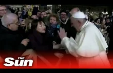 Papież przeprasza za uderzenie kobiety podczas przywitania z wiernymi.