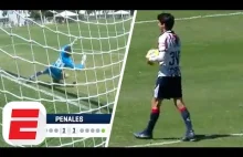 Gracz Chivas zdobywa bramkę z rzutu karnego w niesamowity sposób.