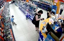 Gang małoletnich rabusiów wbija do sklepu i kradnie tablet.