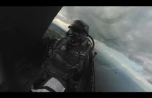 Pokaz amerykańskiego F-16 z niezwykłymi ujęciami z kokpitu.
