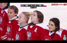 Młode hokeistki po wygranej z UK śpiewają (bardzo żywiołowo) Hymn polski.