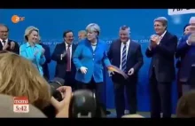 Angela Merkel widocznie zniesmaczona widokiem niemieckiej flagi i...