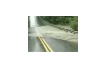 Rzeka niszczy drogę w 4 minuty [film]