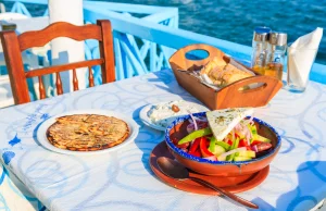 Skandalicznie wysokie ceny w greckiej restauracji. Turyści ostrzegają:...