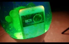 iPhone w lampie z lawą