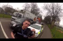 Rowerzysta upomina angielskich policjantów, że jadą pasem dla autobusów.