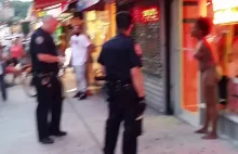 NYPD aresztuje nagą kobietę na Manhattanie.