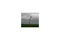 Turbina wiatrowa rozpada się podczas burzy