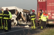 Polski bus rozbił się na autostradzie w Holandii. Dziewięć osób...