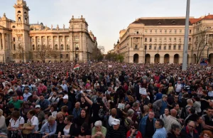 Tysiące Węgrów wyszło na ulice.
