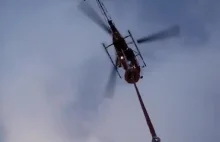 Ratowanie ludzi uwięzionych w kolejce linowej za pomocą helikoptera