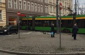 Tramwaj wjechał w sklep. Motorniczy ranny.