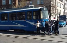 Darmowa siłownia w Krakowie. Pasażerowie... pchali tramwaj [ZDJĘCIA]