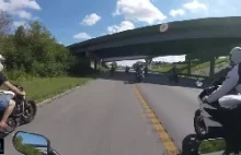 Motocyklista uderzył w barierkę.