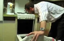 Mąż naprawia kuchenkę