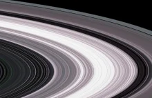 250 tysięcy kilometrów lotu nad pierścieniami Saturna. Rzeczywisty film z...