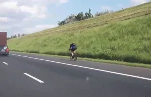 Rowerzysta na autostradzie A2... Straceniec ?
