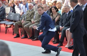 Andrzej Duda ratuje hostię podczas mszy świętej w Wilanowie