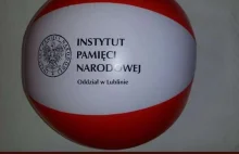 Lubelski oddział IPN zamówił piłki plażowe z godłem Polski.