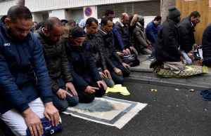 Francja zakaże muzułmanom modlitw na ulicy