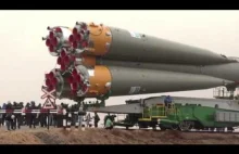 Wyprowadzanie rakiety z Sojuzem z hangaru na stanowisko startowe.