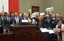 „Wolne media! Precz z cenzurą”. Posłowie opozycji okupują mównicę w Sejmie