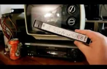 Kupił na wyprzedaży garażowej kasetę VHS z napisem "niespodzianka!"...
