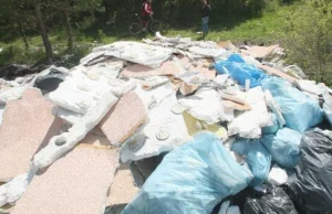 Ocieplają bloki w Nowinach a…śmieci wyrzucają do pobliskiego lasu