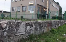 Szczecin: Mury zbudowane z niemieckich nagrobków to częsty widok.