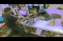 Sprzedawca podczas napadu celowo rozsypuje banknoty żeby odebrać bandycie broń