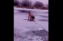 Wskoczył do lodowatego jeziora, by ratować psa