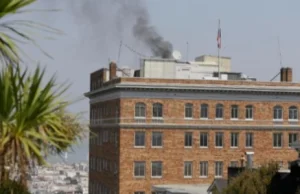USA: Gryzący czarny dym z komina konsulatu Rosji w San Francisco