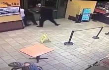 Gangsta wbija do Dunkin Donuts pełnego policji trzymając broń w luźnych gaciach.
