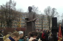 Pomnik Ignacego Daszyńskiego odsłonięty, przeszedł kolorowy marsz