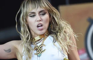 MILEY CYRUS POKAZAŁA FANOM MAJTKI