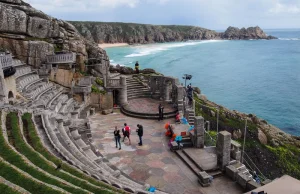 Minack Theatre - niesamowity otwarty teatr w angielskiej Kornwalii