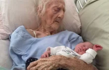 101-letna babcia przytula prawnuczkę