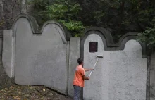 Swastyka i antysemicki napis na murze dawnego krakowskiego getta