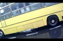 Wypadek w Katowicach: Samochodem wprost pod autobus