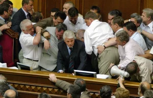 Najbardziej dramatyczne sceny walki z ukraińskiego parlamentu