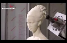 Piękna statua kobiety rzeźbiona przez robota
