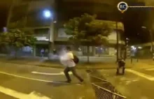 Protestujący z Hong Kongu łapie pocisk z granatnika gazowego