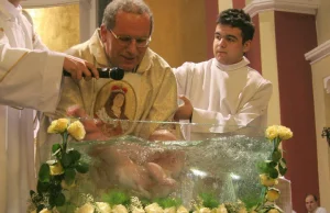 Coraz więcej Polaków nie chrzci swoich dzieci