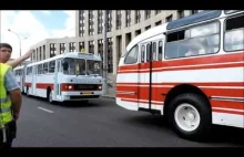 Parada zabytkowych autobusów w Moskwie.