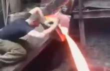 Mężczyzna wkłada dłoń w stopiony metal