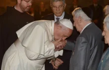 Dlaczego papież Franciszek całuje żydowską elitę w rękę?