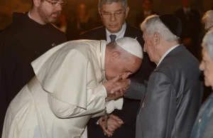 Dlaczego papież Franciszek całuje żydowską elitę w rękę?